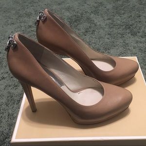 Michael Kors Hamilton pump suntan EUC